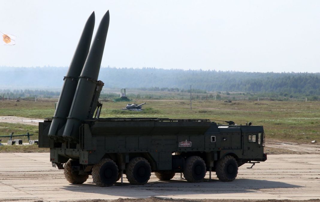Іскандер-Е Російська пускова установка ракетного комплексу «Іскандер-Е» з двома піднятими ракетами на військовому полігоні.