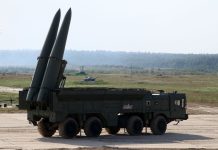 Російська пускова установка ракетного комплексу «Іскандер-Е» з двома піднятими ракетами на військовому полігоні.