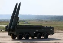 Російська пускова установка ракетного комплексу «Іскандер-Е» з двома піднятими ракетами на військовому полігоні.