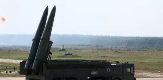 Російська балістика без попередження: що відбувається з даними США Російська пускова установка ракетного комплексу «Іскандер-Е» з двома піднятими ракетами на військовому полігоні.