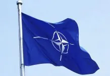 Стаття 5 НАТО: що вона означає і коли реально застосовується Прапор НАТО із символом Альянсу на тлі неба