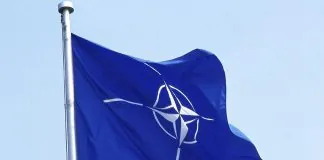 Стаття 5 НАТО: що вона означає і коли реально застосовується Прапор НАТО із символом Альянсу на тлі неба