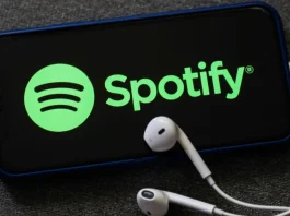 Spotify планує запустити аудіокниги в Україні до кінця 2026 року Смартфон із логотипом Spotify