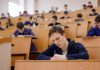 Очні сесії під час обстрілів: студенти Києва скаржаться Студенти складають іспити в університеті