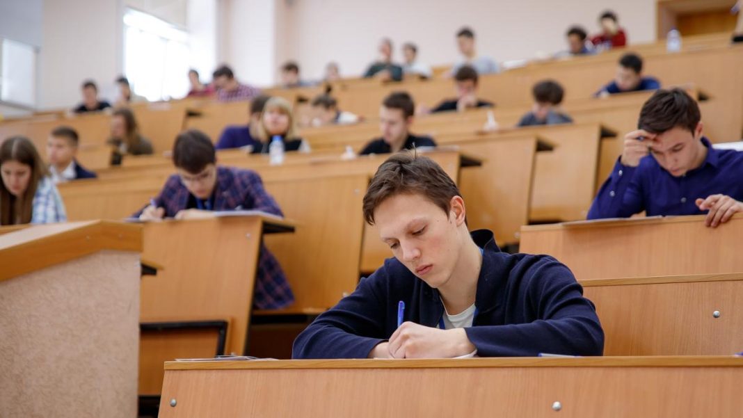 Студенти Студенти складають іспити в університеті