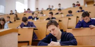 Очні сесії під час обстрілів: студенти Києва скаржаться Студенти складають іспити в університеті