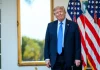 Трамп знову звинуватив Україну у зростанні цін на бензин у США Дональд Трамп на тлі прапорів США під час заяви