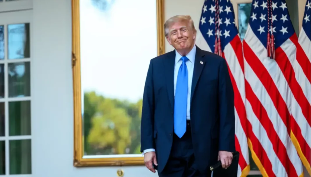 trump_USA_flags Дональд Трамп на тлі прапорів США під час заяви