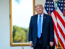 Трамп знову звинуватив Україну у зростанні цін на бензин у США Дональд Трамп на тлі прапорів США під час заяви