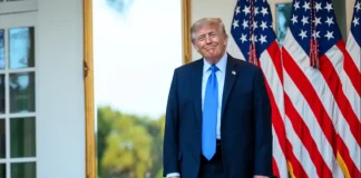 Трамп знову звинуватив Україну у зростанні цін на бензин у США Дональд Трамп на тлі прапорів США під час заяви