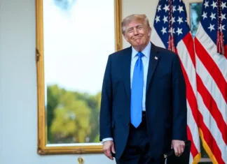 Дональд Трамп на тлі прапорів США під час заяви