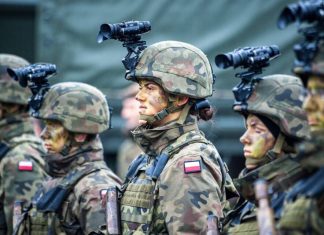 Польща готує «передвоєнний» режим: війська зможуть перекидати до воєнного стану Польські військові в екіпіруванні з приладами нічного бачення під час шикування