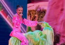 Еріка Колесніченко у рожевому сценічному костюмі виконує пісню Not A Lullaby на Дитячому Євробаченні-2026 на Мальті.