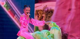 Еріка Колесніченко у рожевому сценічному костюмі виконує пісню Not A Lullaby на Дитячому Євробаченні-2026 на Мальті.
