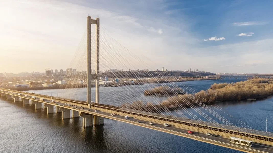 Міст в Києві Панорамний вигляд Південного вантового мосту через Дніпро в Києві