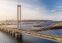 Панорамний вигляд Південного вантового мосту через Дніпро в Києві