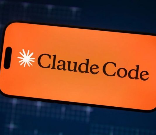 Anthropic заборонила тривалу жорстокість щодо своїх моделей Логотип і напис Claude Code на телефоні