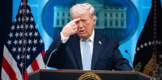 Рейтинг схвалення Трампа впав до 31% перед виборами до Конгресу Дональд Трамп виступає за трибуною на тлі прапорів США