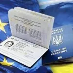 ДМС уточнила умови видачі паспортів чоловікам за кордоном