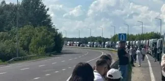 На кордоні з Польщею вантажівки чекають понад 40 годин Черги на кордоні з Польщею: вантажівки чекають 40 годин