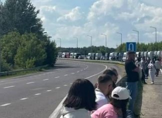 Черги на кордоні з Польщею: вантажівки чекають 40 годин