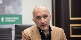 Голова НБУ Андрій Пишний написав заяву про відставку після обшуків НАБУ Голова Національного банку України Андрій Пишний під час ділової зустрічі.