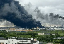 Дим здіймається над нафтопереробним комплексом, на території якого видно масштабну пожежу.