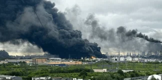 Дим здіймається над нафтопереробним комплексом, на території якого видно масштабну пожежу.