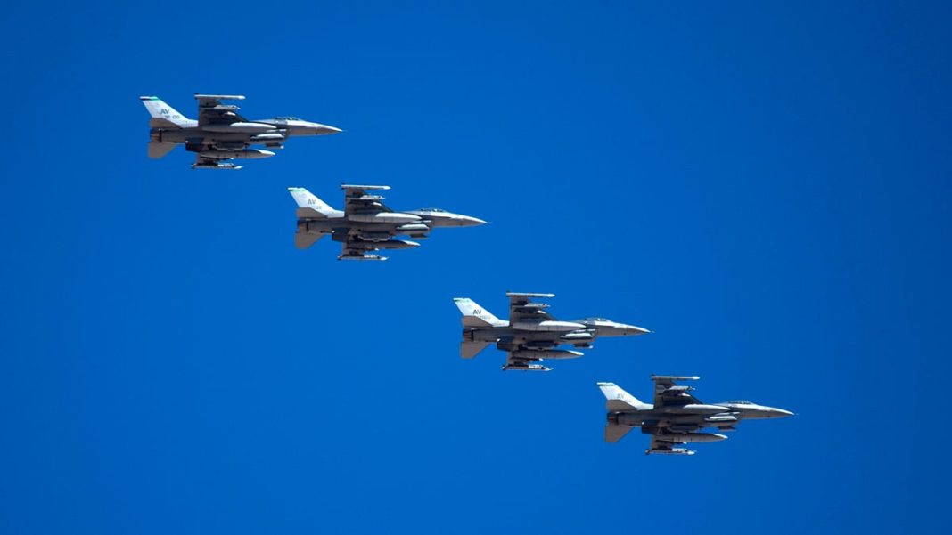 Чотири винищувачі F-16 Чотири винищувачі F-16 летять строєм