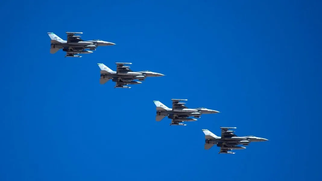 Чотири винищувачі F-16 Чотири винищувачі F-16 летять строєм