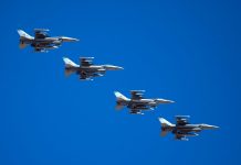 Чотири винищувачі F-16 летять строєм