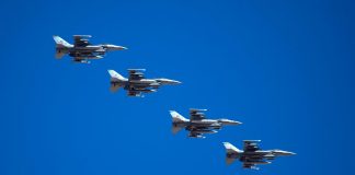 Чотири винищувачі F-16 летять строєм