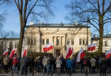 A political scandal has erupted in Poland: protests and the resignations of ambassadors Protesters outside the Constitutional Tribunal in Warsaw during the political crisis in Poland