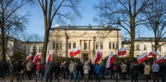 У Польщі розгорівся політичний скандал: протести та відставки послів Протестувальники біля Конституційного трибуналу у Варшаві під час політичної кризи в Польщі