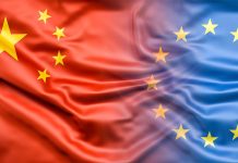 КНР заявила про взаєморозуміння з ЄС щодо гібридних авто Прапори Європейського Союзу та Китаю