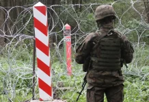Озброєна група прорвалася з Білорусі до Латвії: що сталося на кордоні Латвійський військовий біля укріпленого кордону з Білоруссю