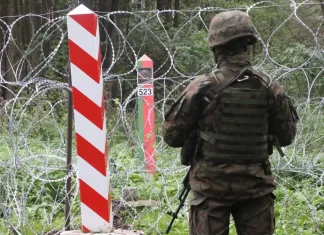 Озброєна група прорвалася з Білорусі до Латвії: що сталося на кордоні Латвійський військовий біля укріпленого кордону з Білоруссю