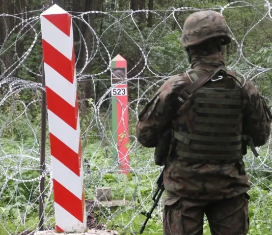 Озброєна група прорвалася з Білорусі до Латвії: що сталося на кордоні Латвійський військовий біля укріпленого кордону з Білоруссю