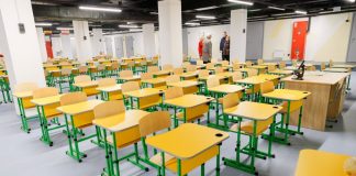 Облаштоване шкільне укриття з партами та стільцями для навчання дітей під час повітряної тривоги.