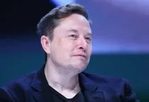 Маск заявив про загрозу супутникам Starlink через війну Ілон Маск у темному піджаку