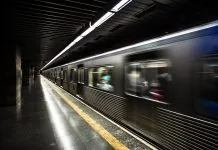 Київ знову занурився в темряву: після удару по підстанції зупинилося метро Після російського удару по енергетичній підстанції зникло світло в Києві