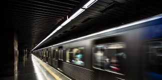 Київ знову занурився в темряву: після удару по підстанції зупинилося метро Після російського удару по енергетичній підстанції зникло світло в Києві