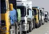 Черга вантажних автомобілів на автомобільній дорозі поблизу кордону. Фури очікують на проходження митного контролю.
