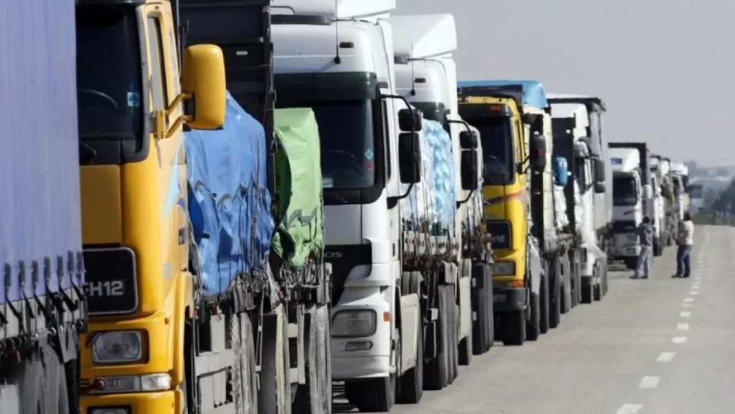 nggnll8x8o9a9b27o3cookwy528cnrmrouyb6a1i Черга вантажних автомобілів на автомобільній дорозі поблизу кордону. Фури очікують на проходження митного контролю.