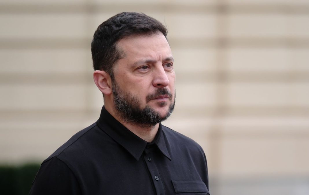 _nosach_ef5516b0a1962b84c817c5098716088e_1300x820 The President of Ukraine, Volodymyr Zelenskyy, wearing a black shirt at an official event
