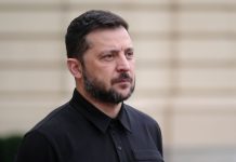 Президент України Володимир Зеленський у чорній сорочці під час офіційного заходу