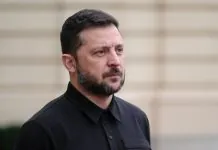 «Я захищаю Україну»: Зеленський відповів Трампу Президент України Володимир Зеленський у чорній сорочці під час офіційного заходу