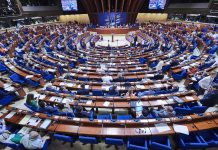 Панорамний вигляд зали засідань Парламентської асамблеї Ради Європи з делегатами за столами