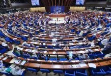 ПАРЄ заявила, що нова Держдума РФ не може вважатися легітимною Панорамний вигляд зали засідань Парламентської асамблеї Ради Європи з делегатами за столами