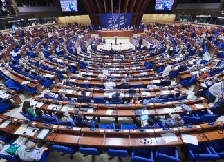 ПАРЄ заявила, що нова Держдума РФ не може вважатися легітимною Панорамний вигляд зали засідань Парламентської асамблеї Ради Європи з делегатами за столами